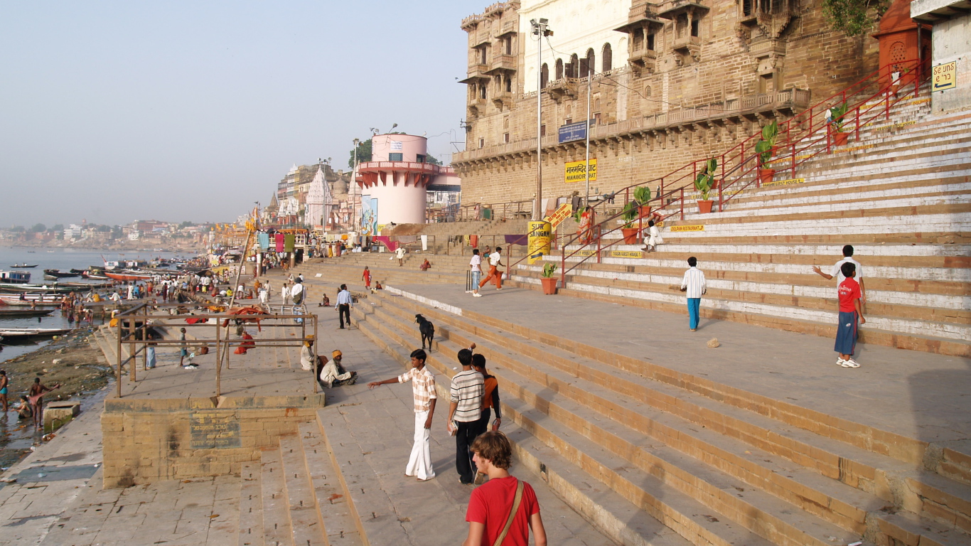 Турист на улице в Варанаси