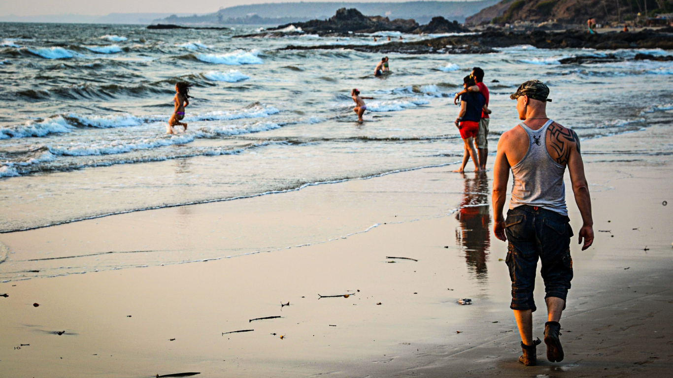Туристы на пляже в Вагаторе