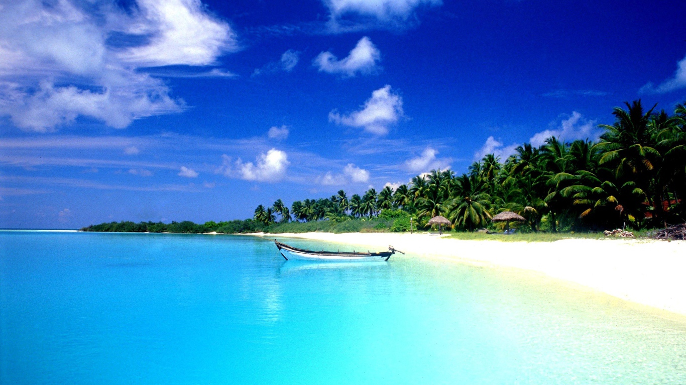 Белая лодка на лазурной воде в Гоа