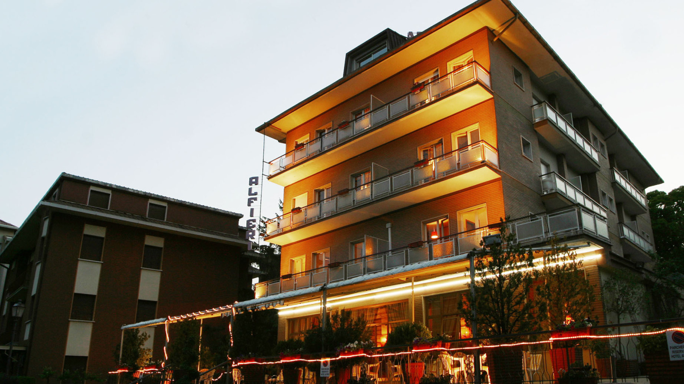 Уютное кафе на курорте Фьюджи, Италия