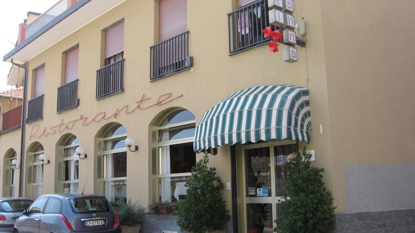 Уютный ресторан на курорте Споторно, Италия