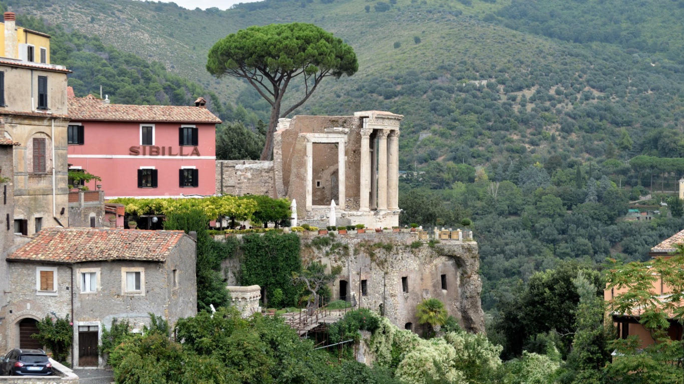 Гнездо хищной птицы в Тиволи, Италия