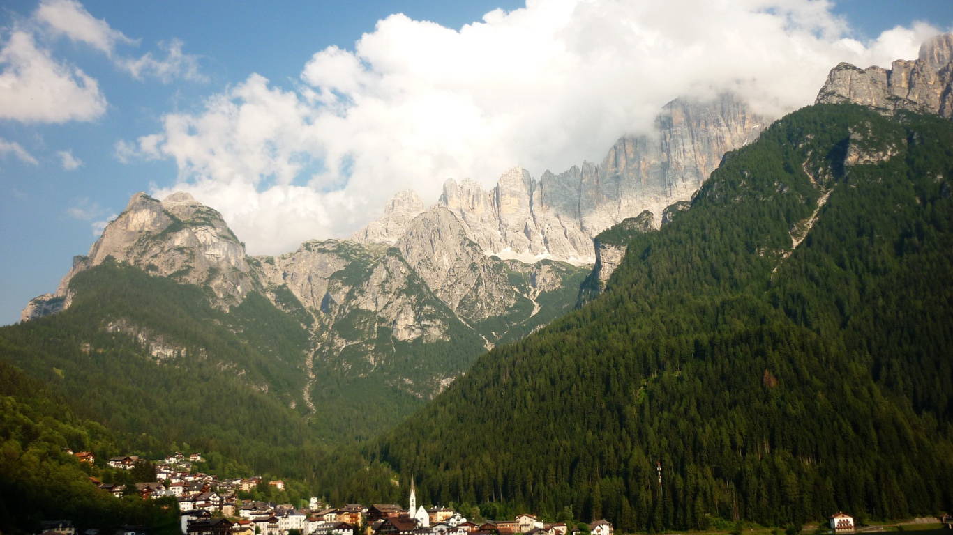 Альпы на курорте Аллеге, Италия