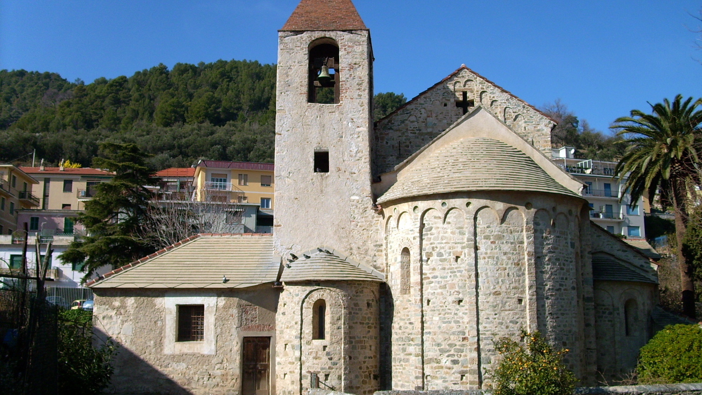 Древняя церковь на курорте Ноли, Италия