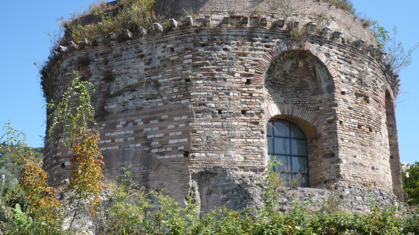 Старинная башня в Тиволи, Италия