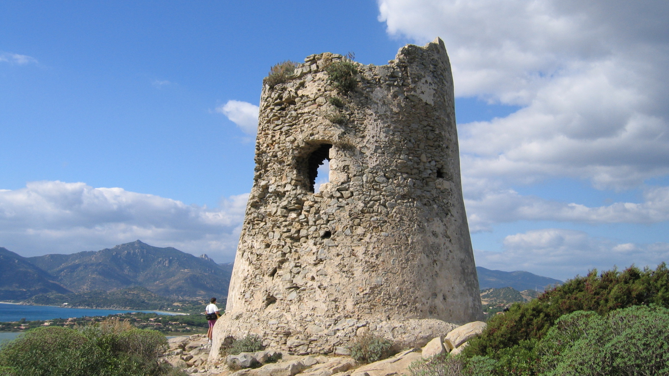 Старинная башня на курорте Вилласимиус, Италия