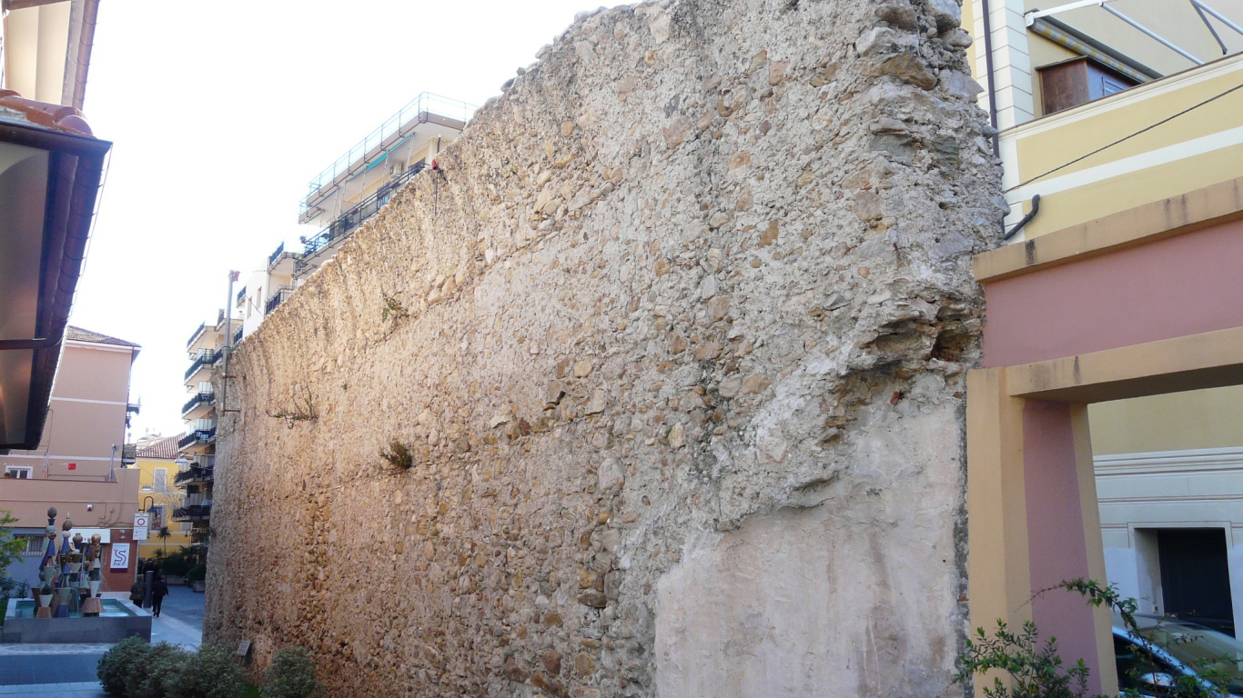 Старинная стена в Лоано, Италия