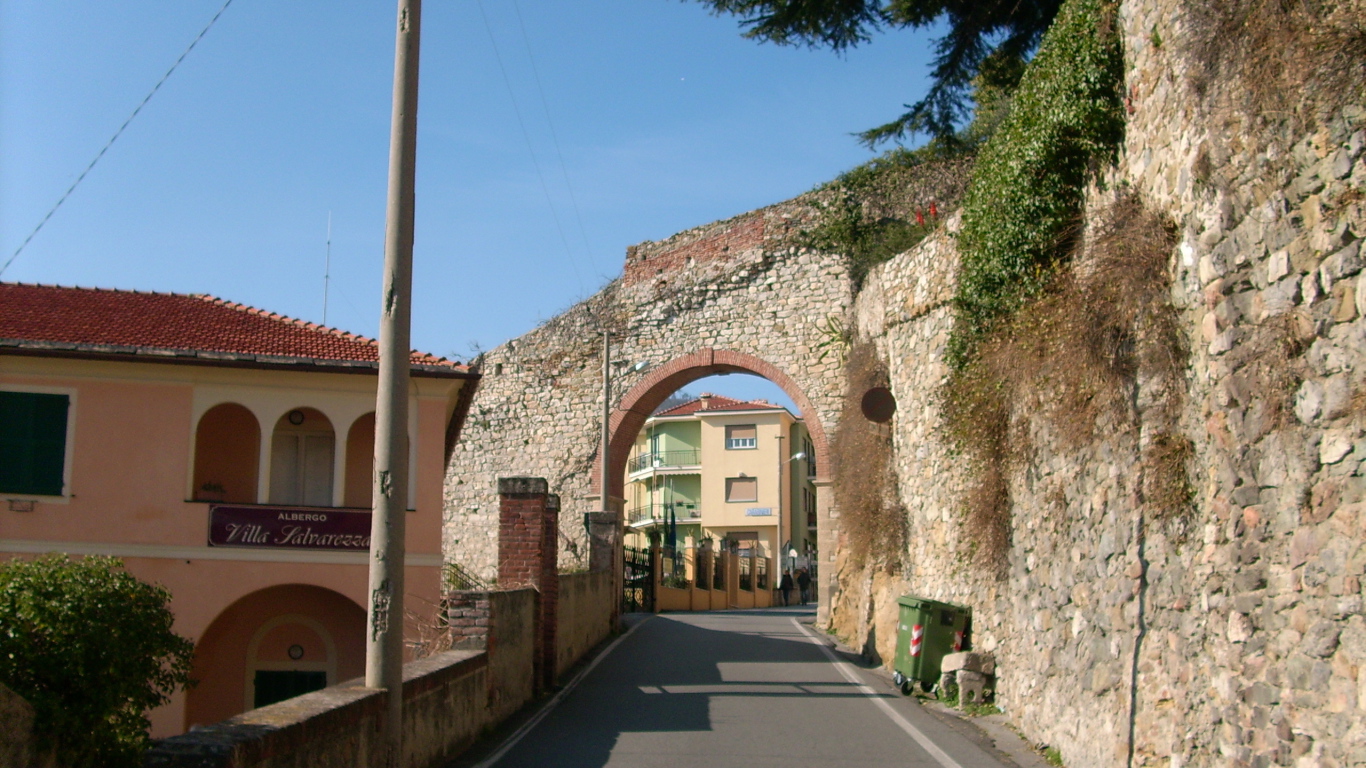 Арка на курорте Ноли, Италия