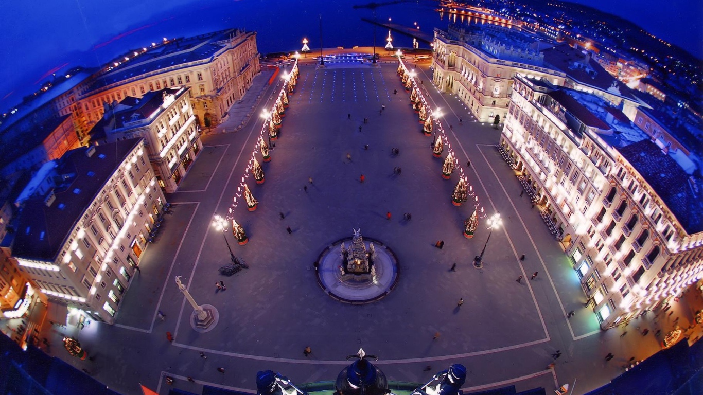 Площадь на курорте в Триесте, Италия