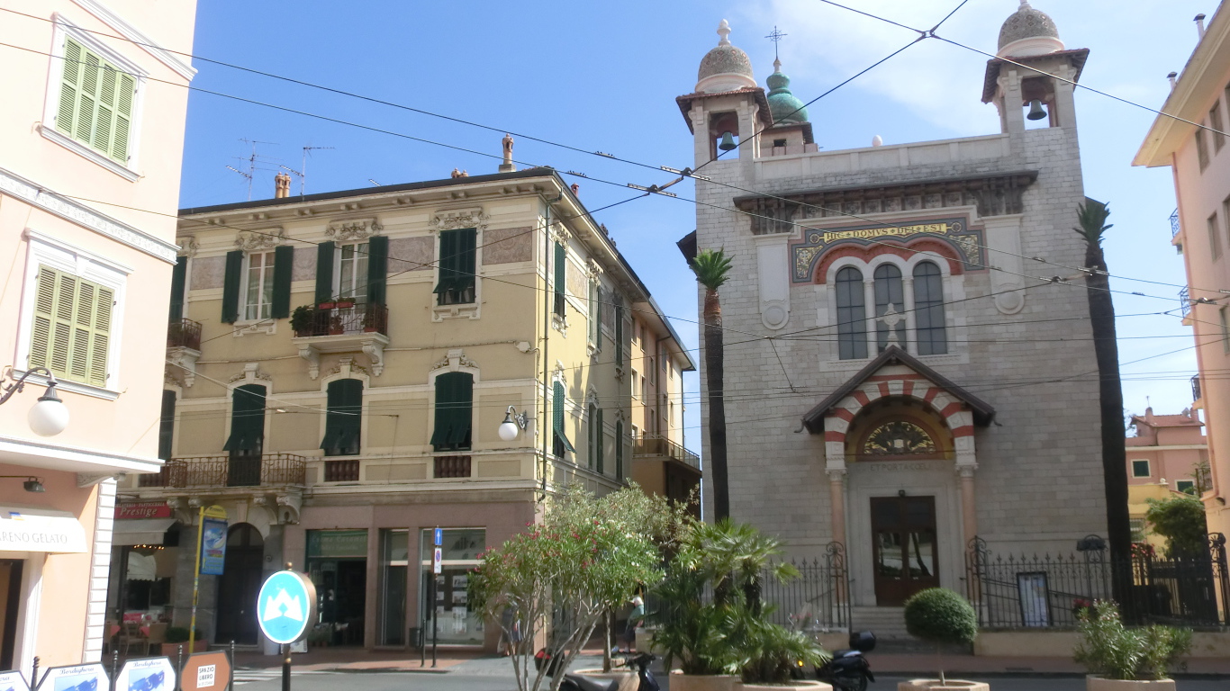 Площадь в городе на курорте Бордигера, Италия