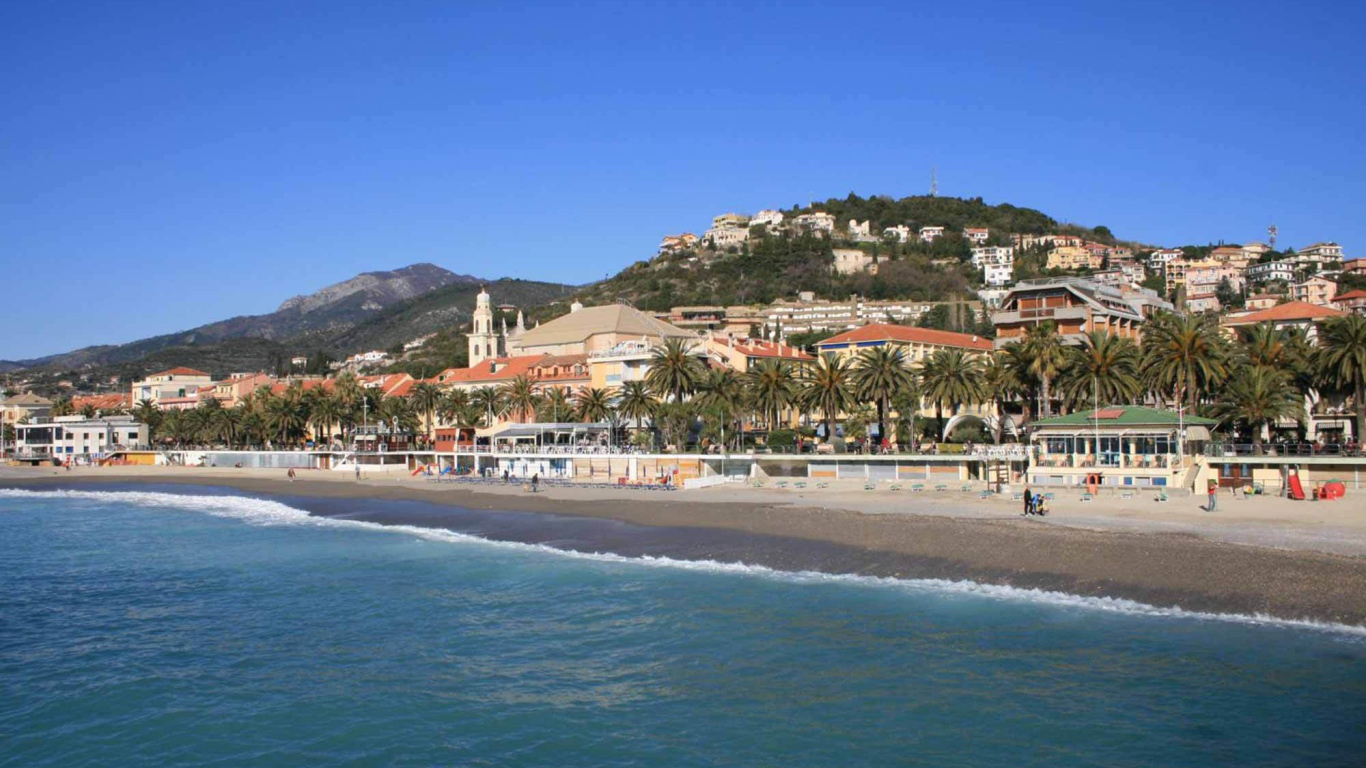 Пляж на курорте в Пьетра Лигуре, Италия