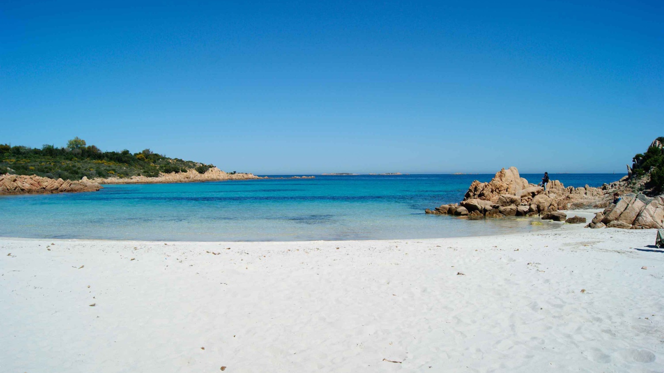 Пляж на курорте Коста Смеральда, Италия