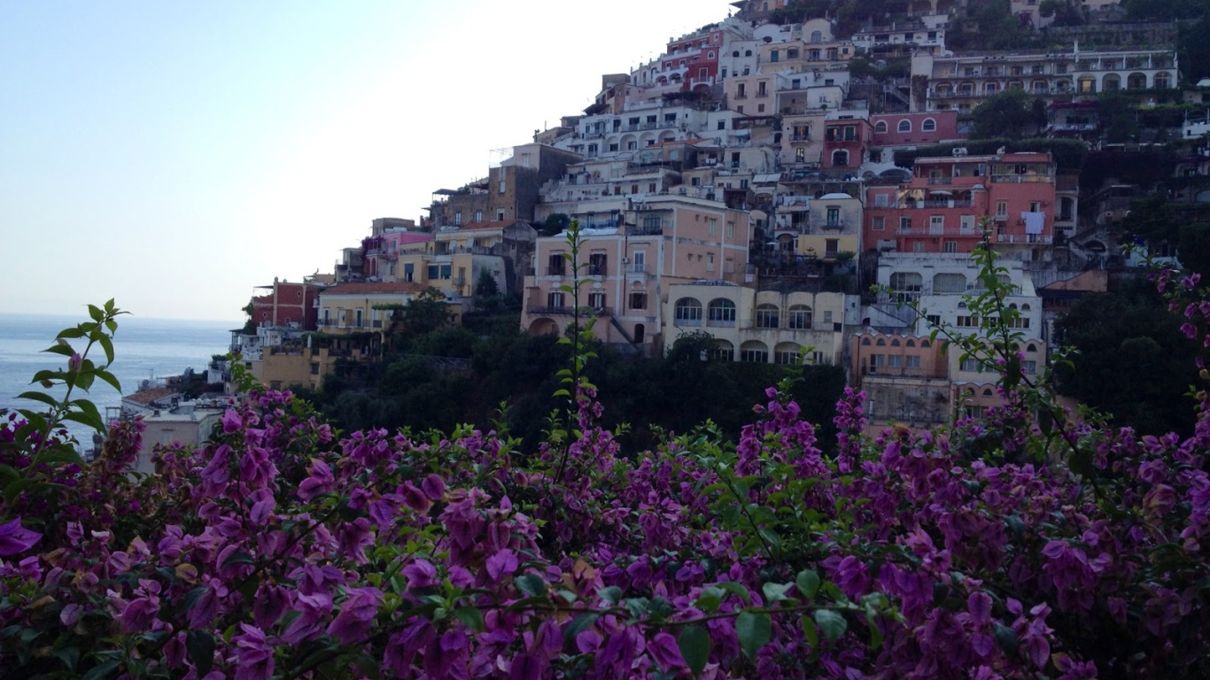 Цветущий город на курорте Позитано, Италия