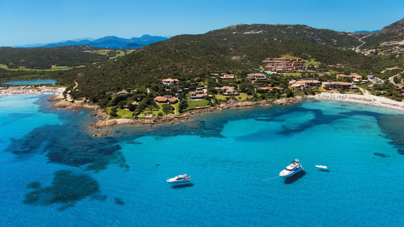 Голубая лагуна на курорте Коста Смеральда, Италия