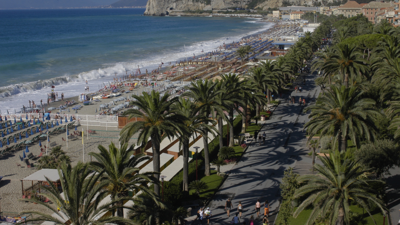 Голубая лагуна на курорте Финале Лигуре, Италия