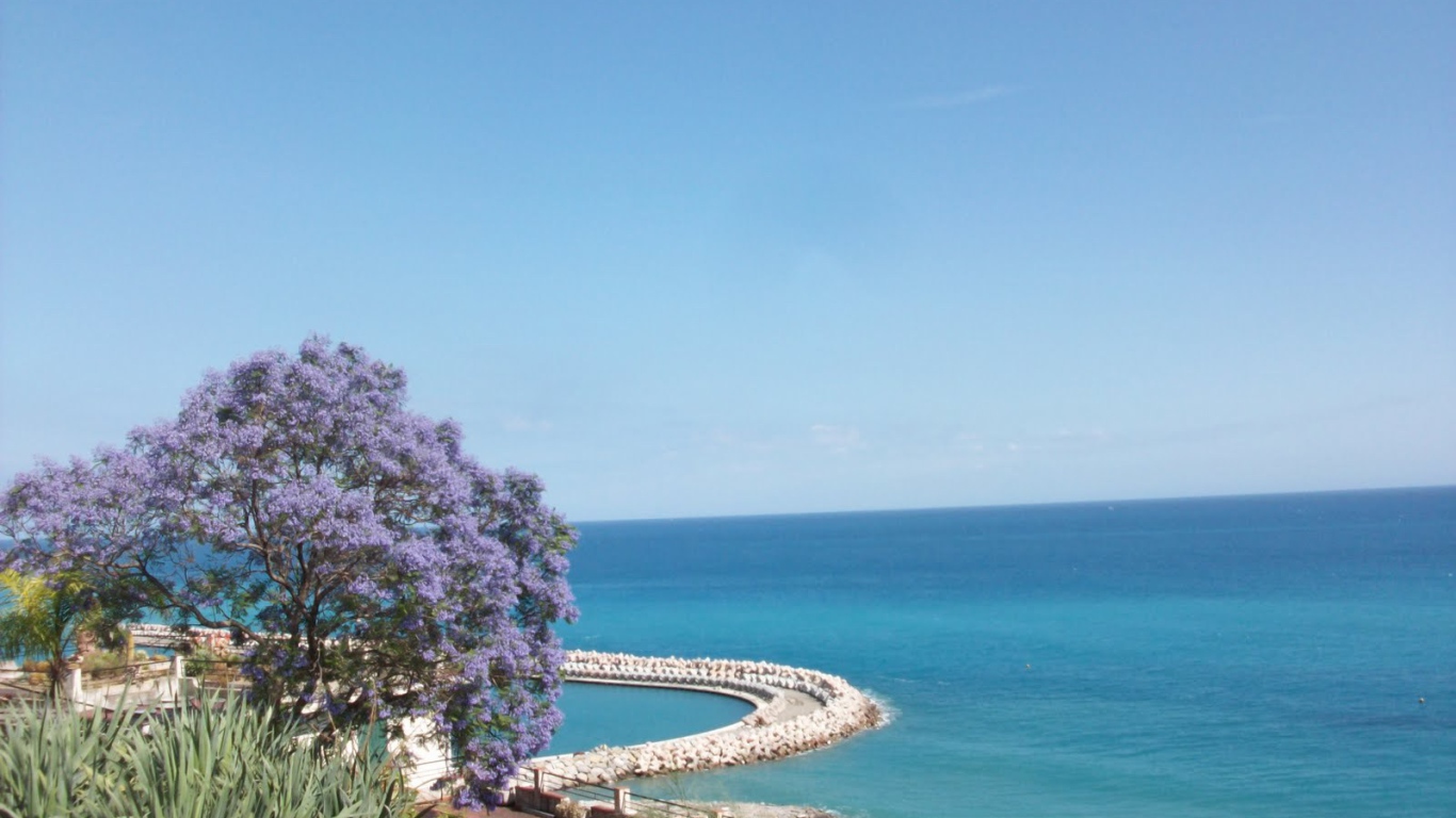 Голубое море у побережья на курорте Бордигера, Италия