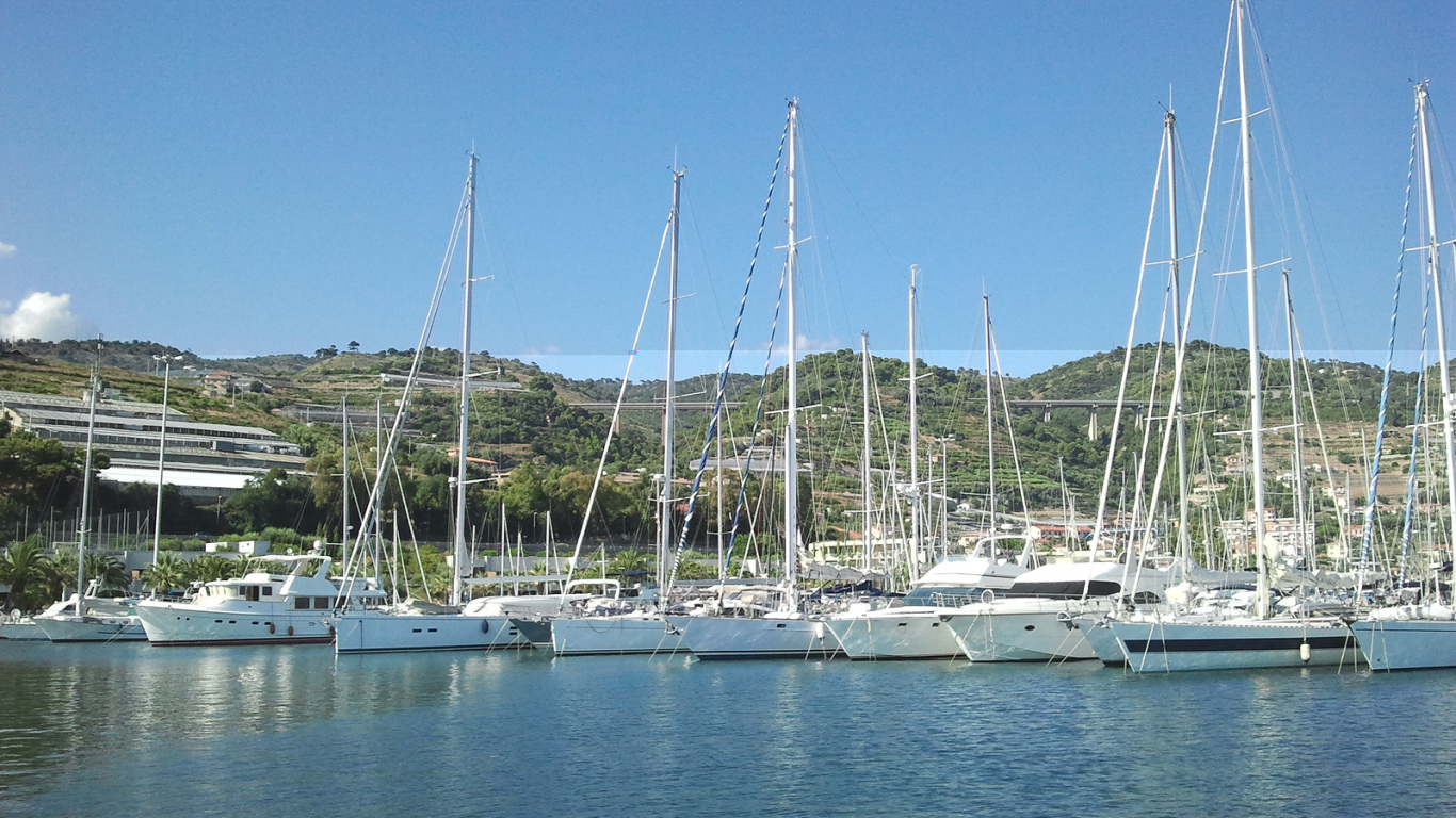 Лодки у причала в Санто Стефано аль Маре, Италия