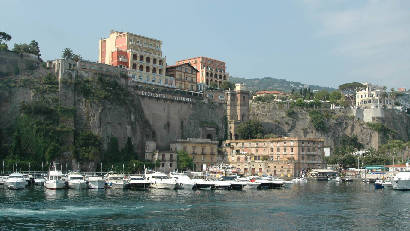 Лодки у причала на курорте Челле Лигуре, Италия