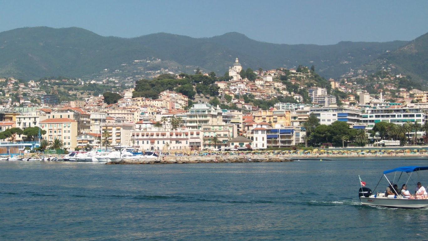 Лодки у причала на курорте Сан Бартоломео Аль Маре, Италия