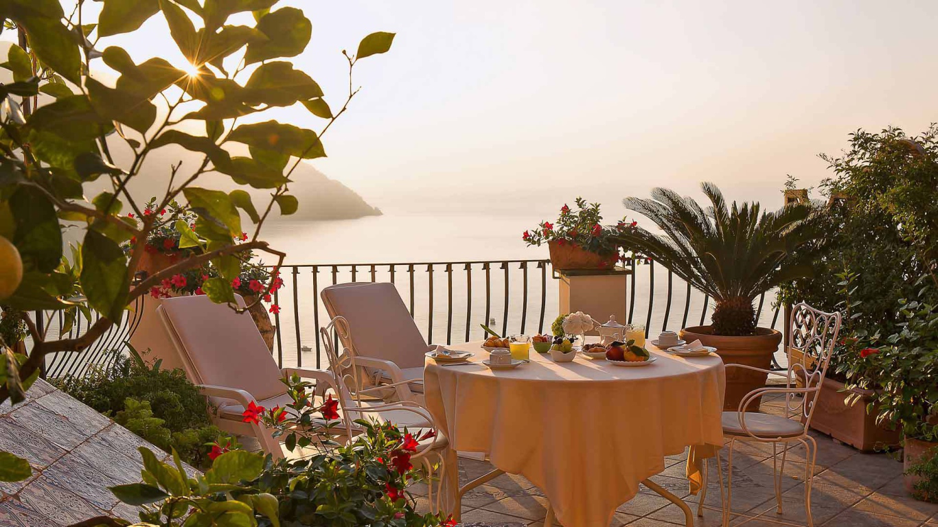 Завтрак на террасе на курорте Позитано, Италия