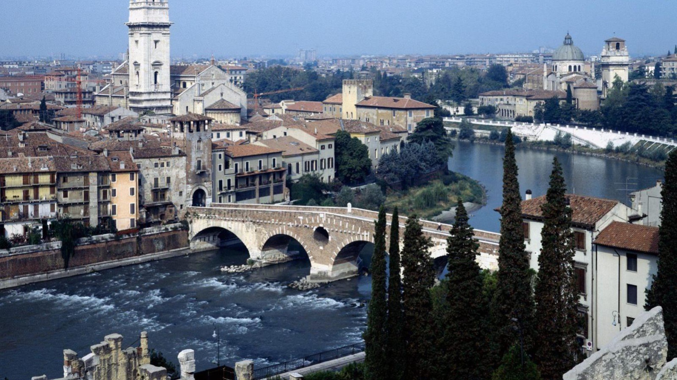 Мост через реку в Вероне, Италия