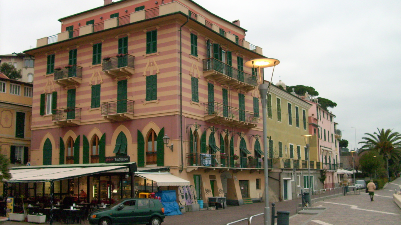 Здание на улице на курорте Челле Лигуре, Италия