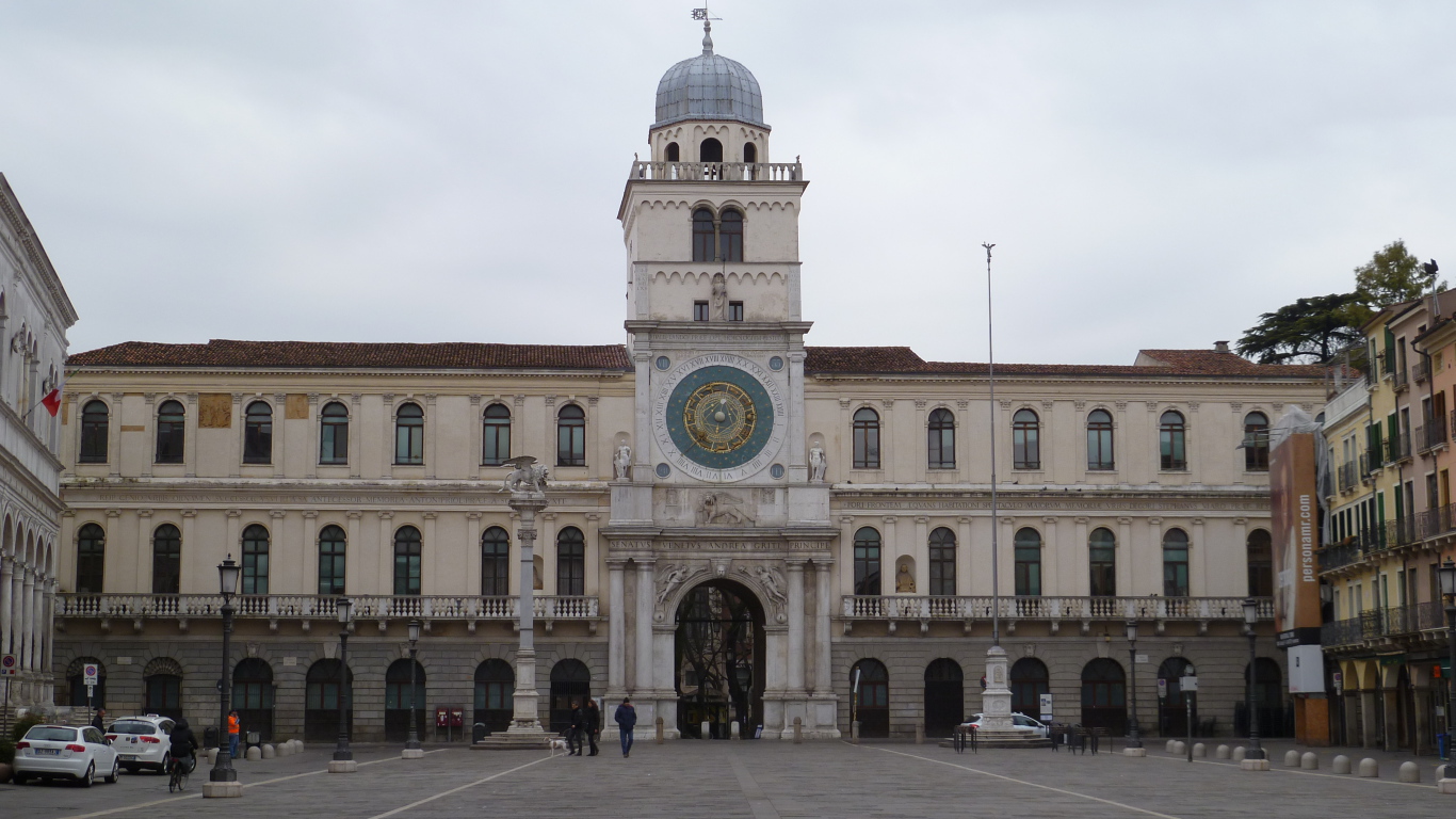 Здание с часами в Падуе, Италия