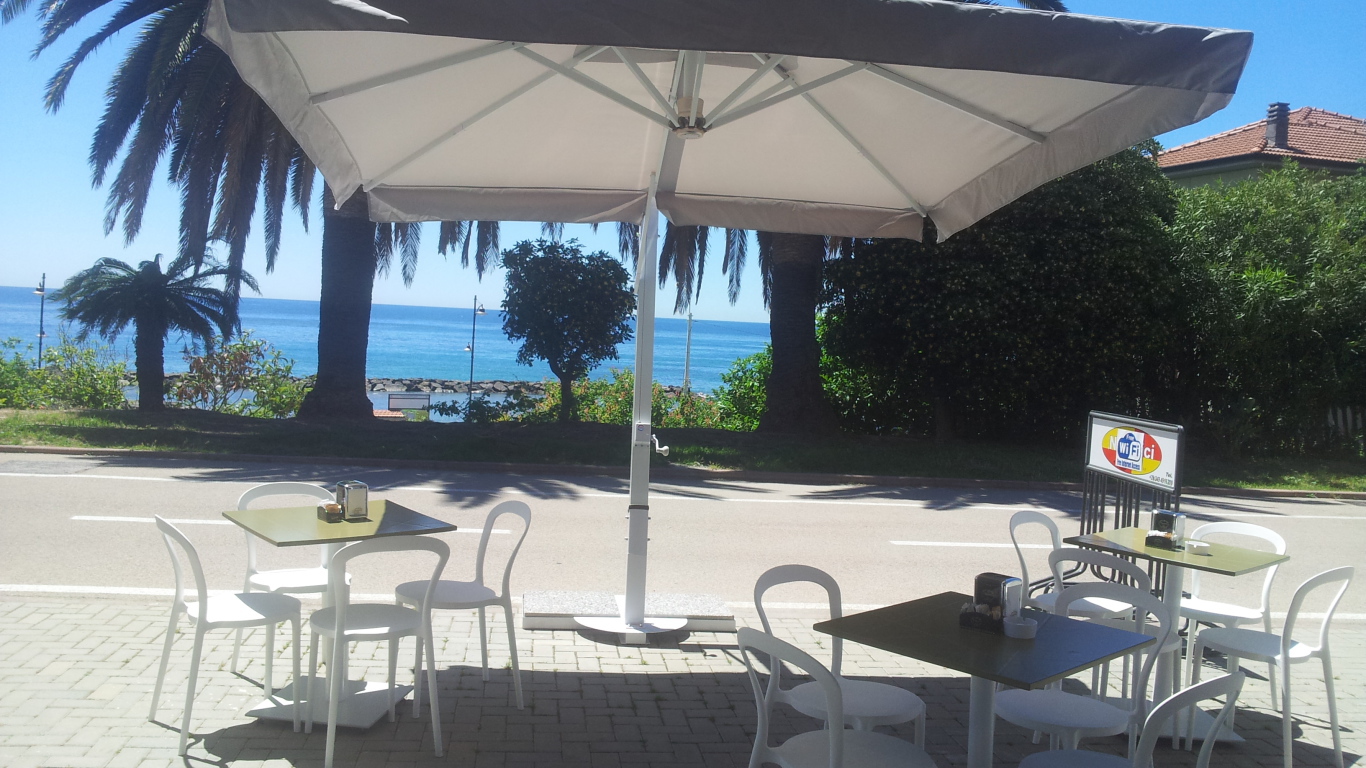 Кафе на набережной в Санто Стефано аль Маре, Италия