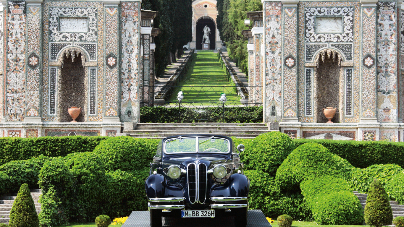 Автомобиль на фоне сада в Тиволи, Италия