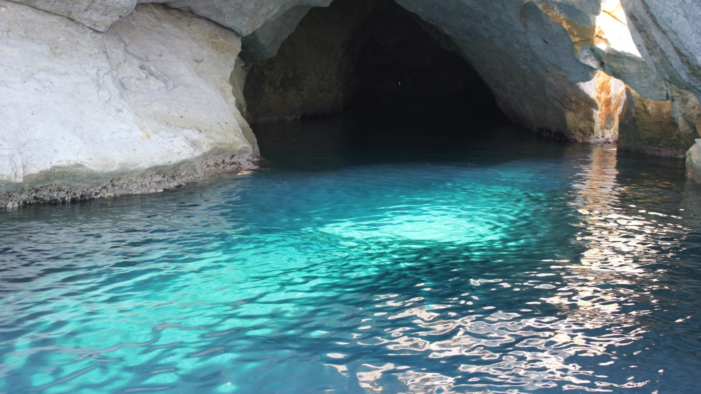 Пещера в скалах на острове Понца, Италия