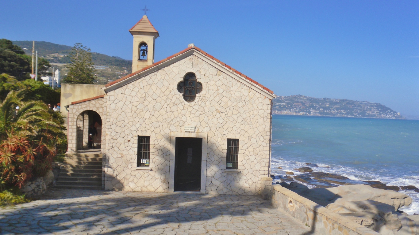 Церковь на набережной на курорте Бордигера, Италия