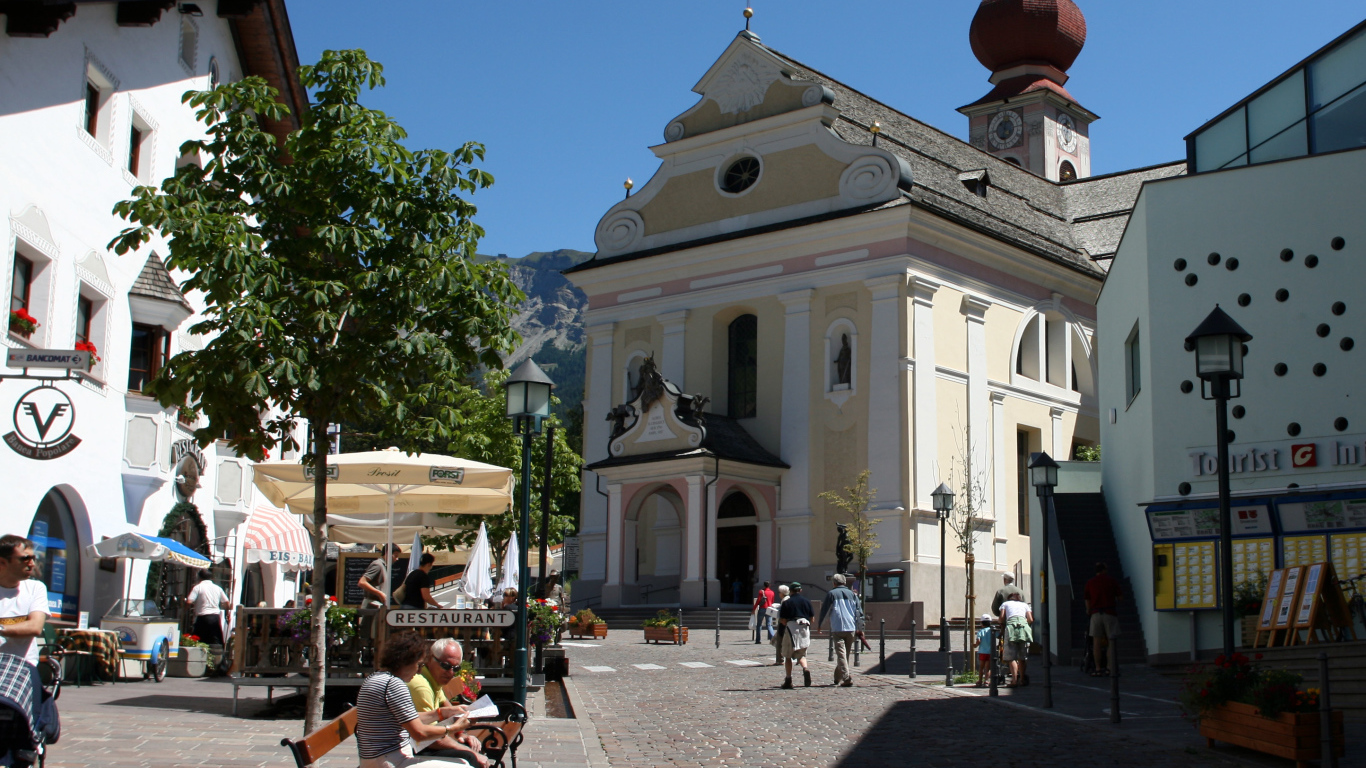 Церковь на площади на курорте Ортизей, Италия