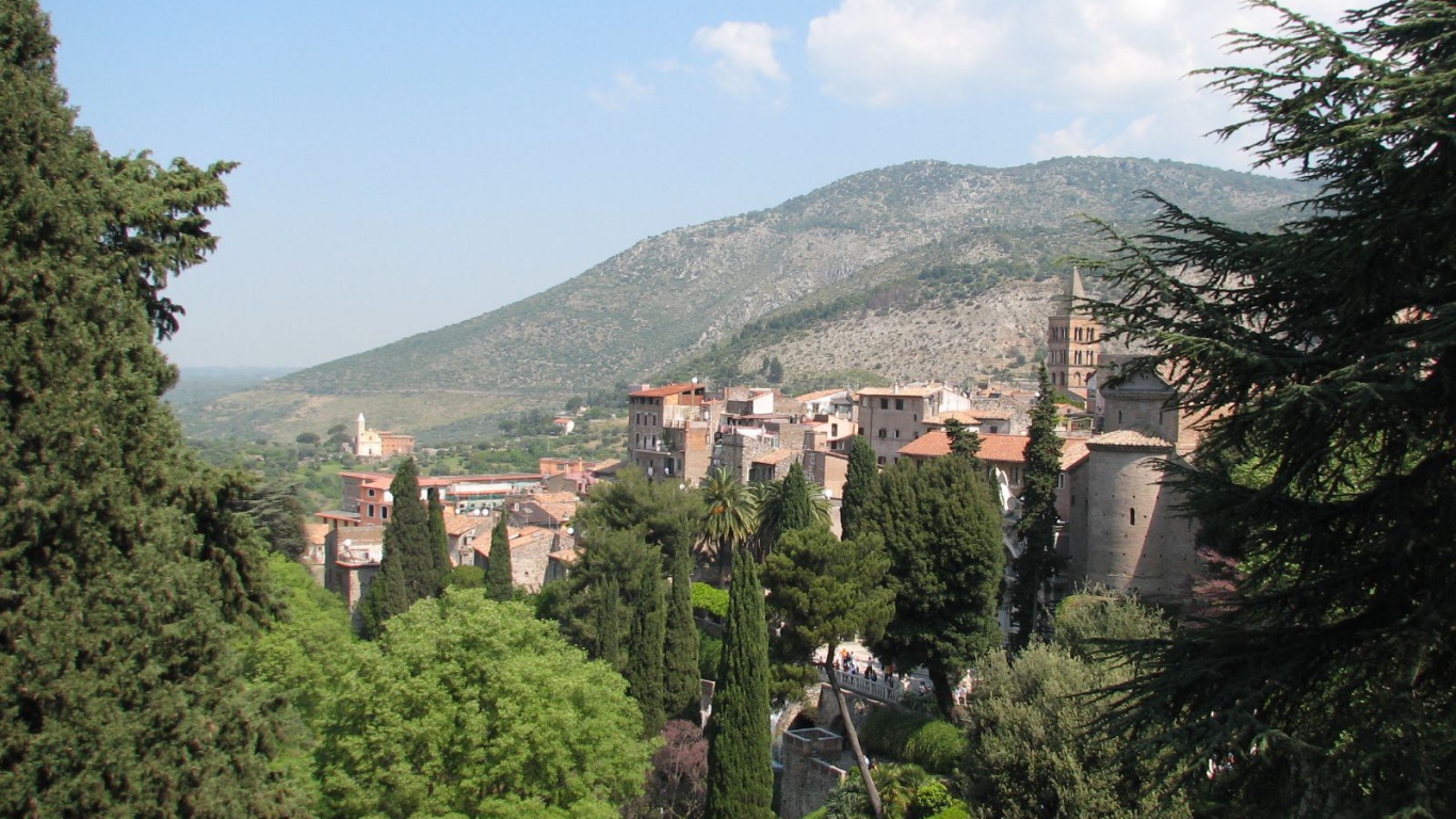 Город на фоне горы в Тиволи, Италия