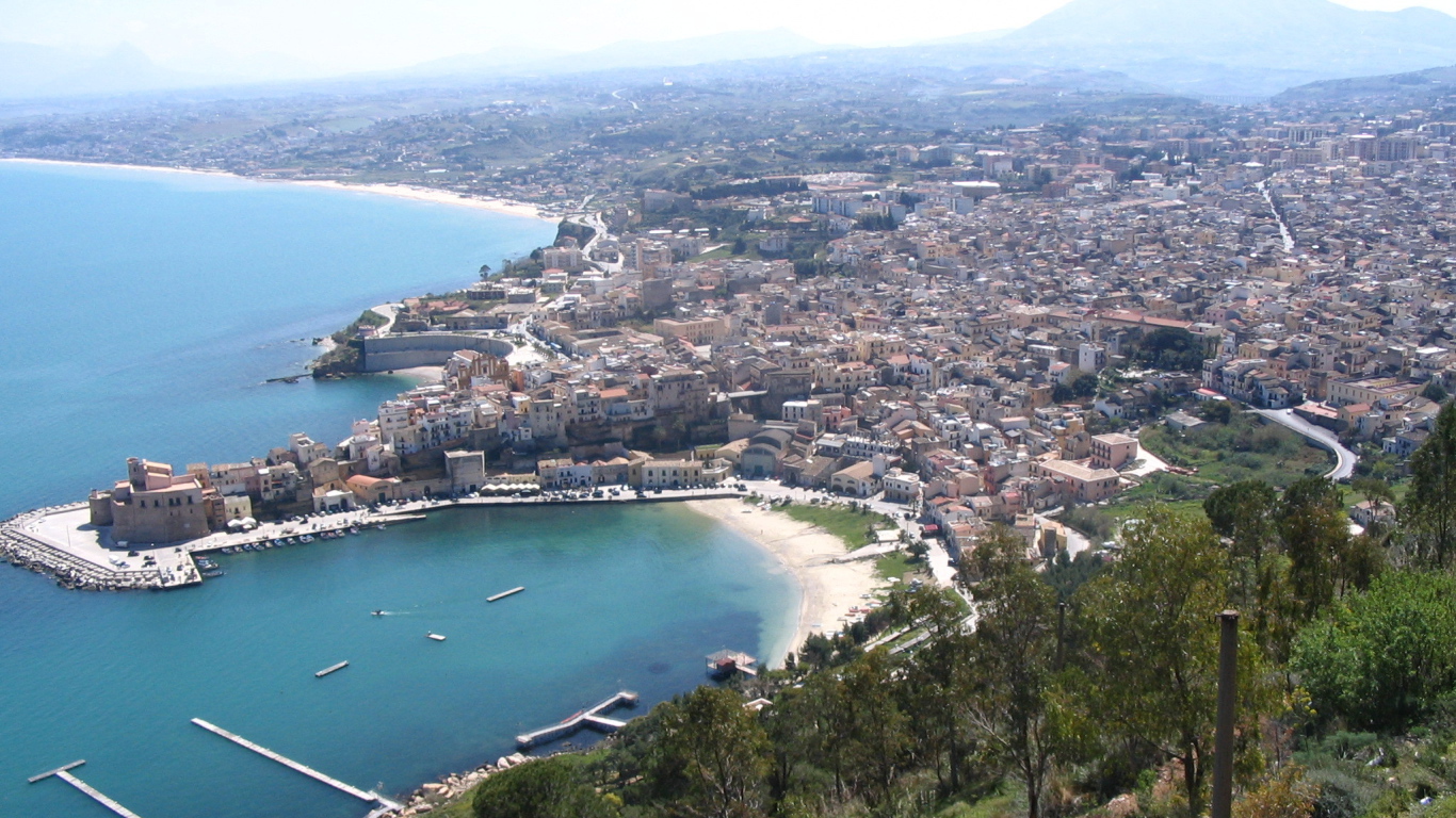 Город на побережье на острове Сицилия, Италия