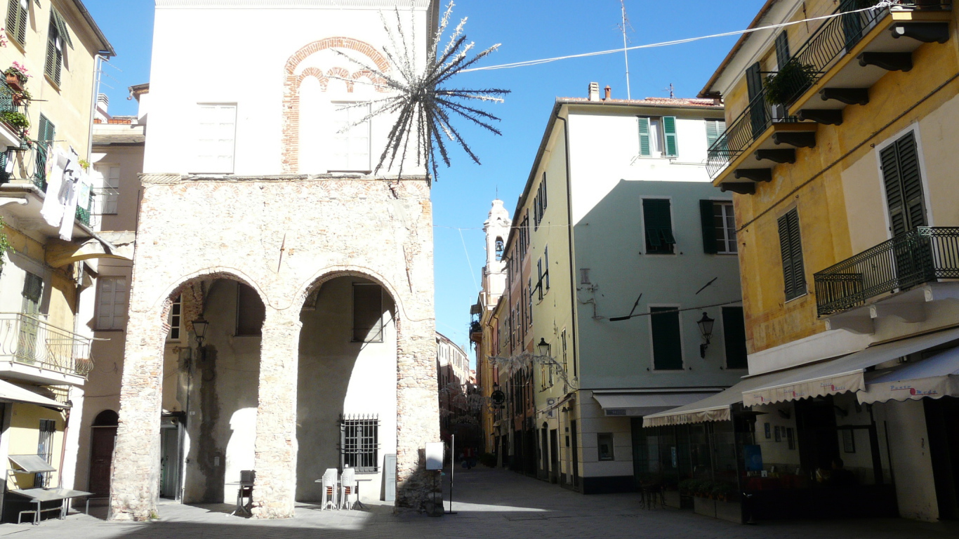 Городская улица в Лоано, Италия