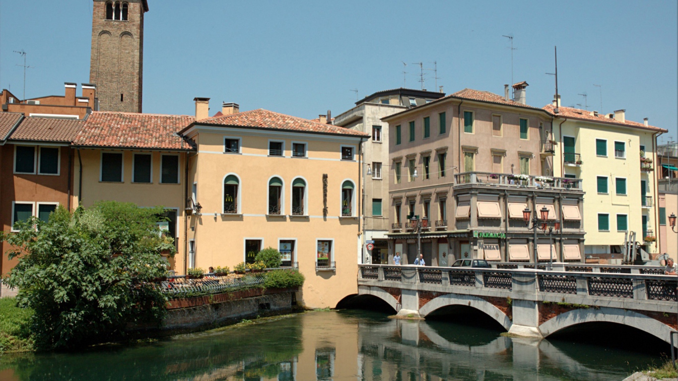 Городская улица на курорте Лидо ди Езоло, Италия