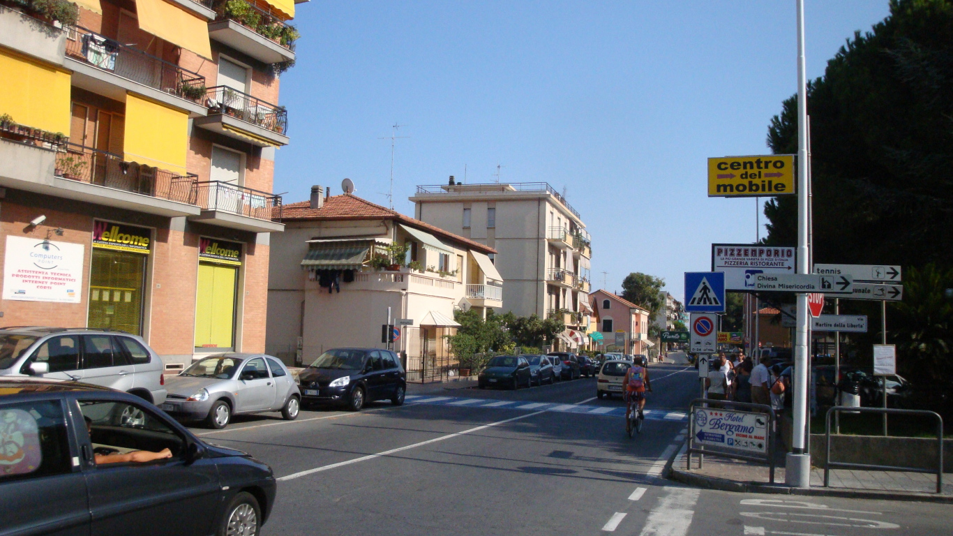 Городская улица на курорте Сан Бартоломео Аль Маре, Италия