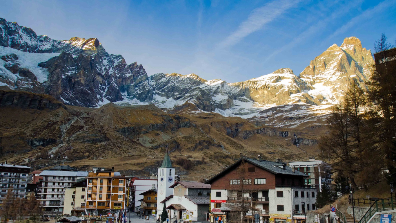 Городские улицы на горнолыжном курорте Червиния, Италия