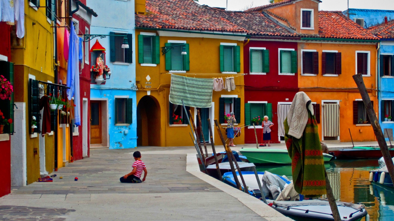 Красочные дома на острове Мурано, Италия