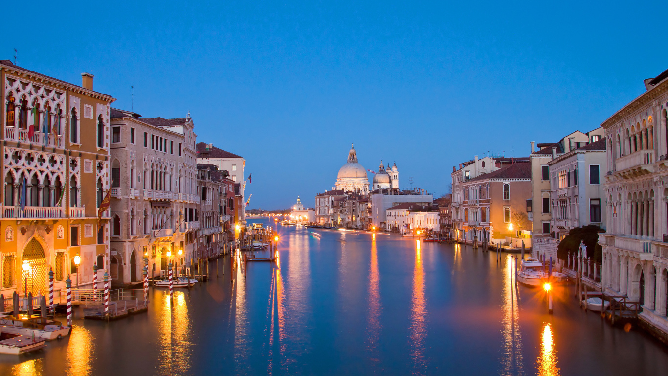 Предрассветный канал в Венеции, Италия