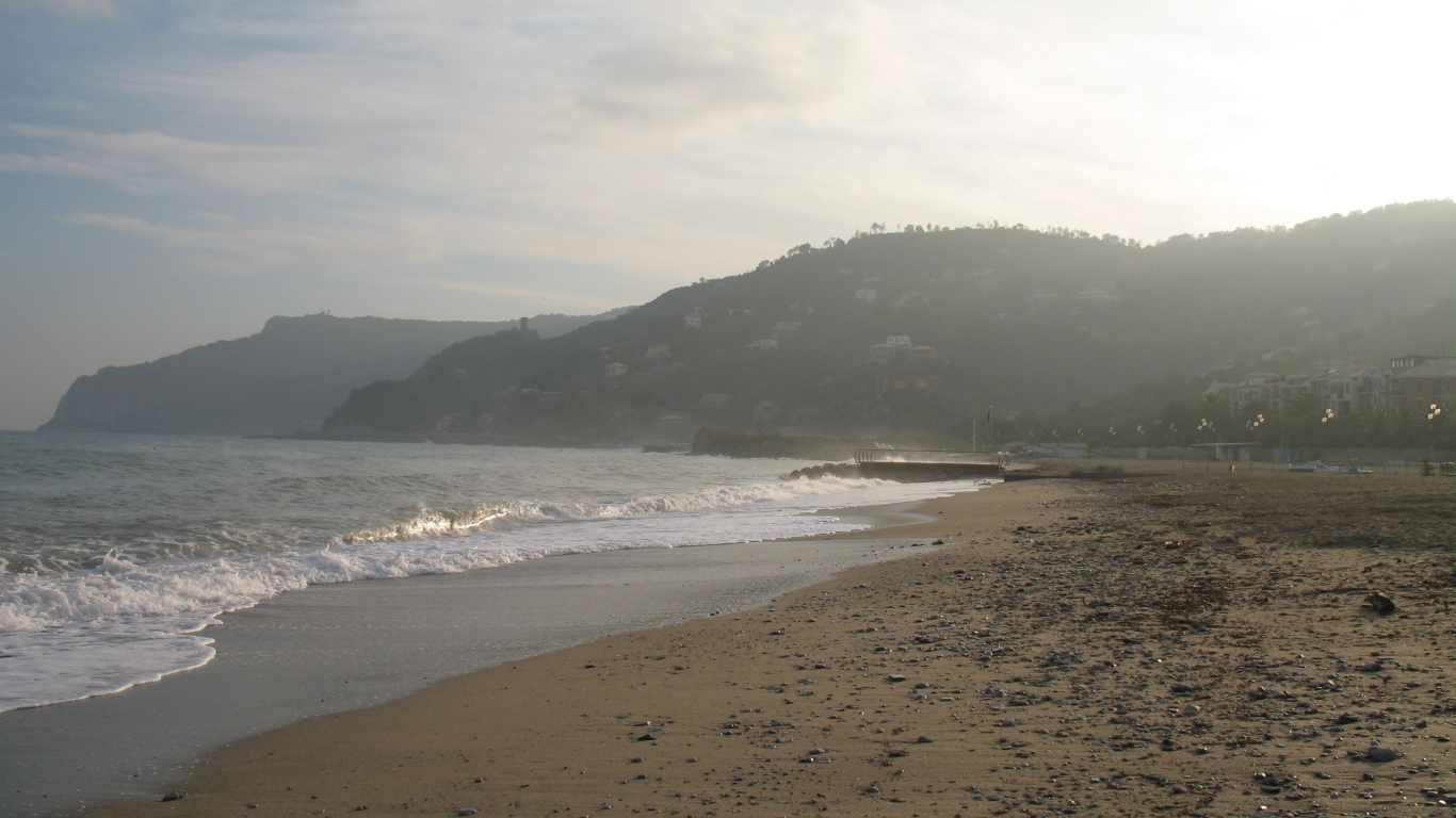 Рассвет на пляже на курорте Споторно, Италия