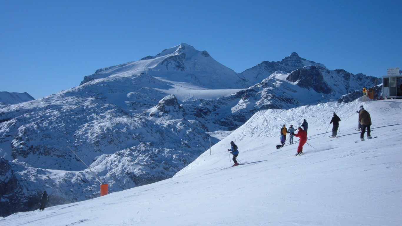 Спуск на лыжах на горнолыжном курорте Кортина д'Ампеццо, Италия