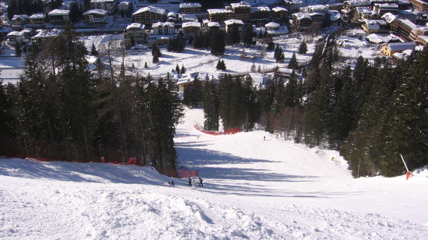 Спуск на лыжах на горнолыжном курорте Мадонна ди Кампильо, Италия