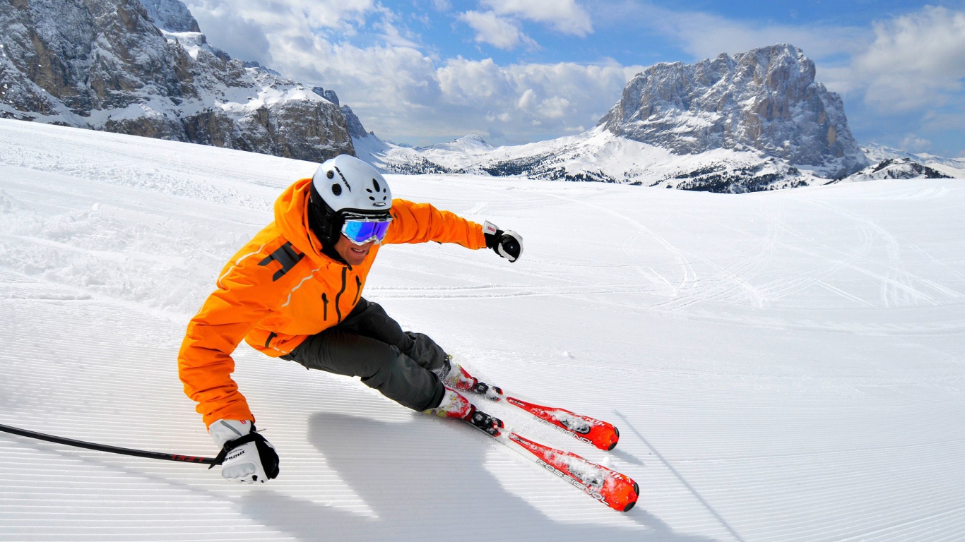 Спуск на лыжах на горнолыжном курорте Валь Гардена, Италия