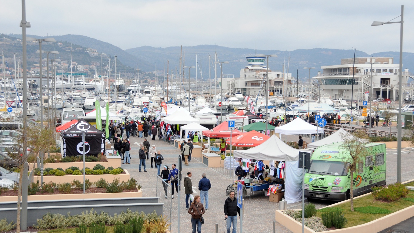 Набережная в Лоано, Италия