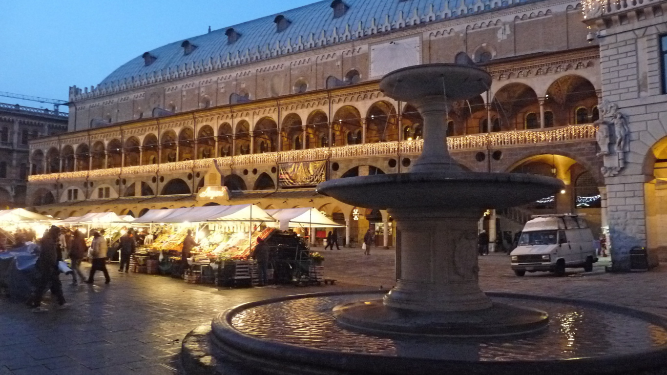 Вечерний рынок на площади в Падуе, Италия