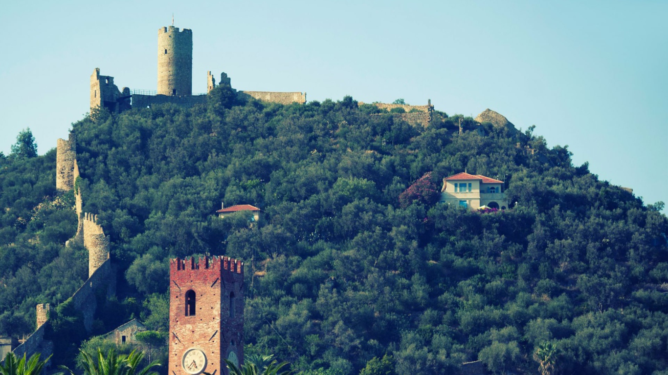 Крепость на горе на курорте Ноли, Италия