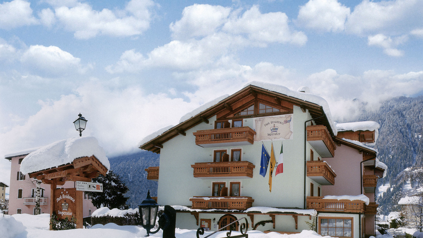 Гостиница на горнолыжном курорте Мадонна ди Кампильо, Италия