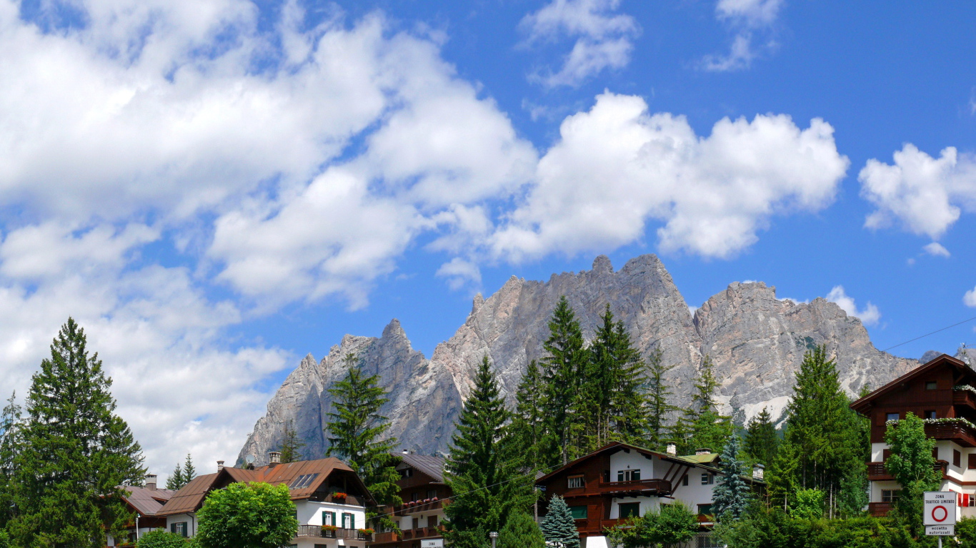 Гостиница на фоне гор на горнолыжном курорте Кортина д'Ампеццо, Италия