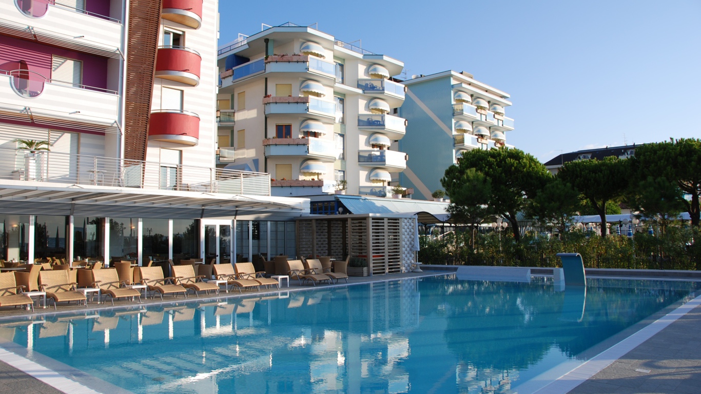 Бассейн в отеле на курорте Лидо ди Езоло, Италия